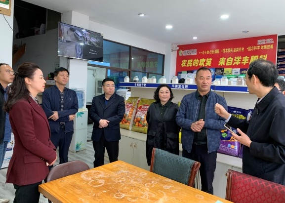 图片3张主任与各级领导视察科技小院服务中心，罗总对 汇报服务中心进行讲解工作.jpg