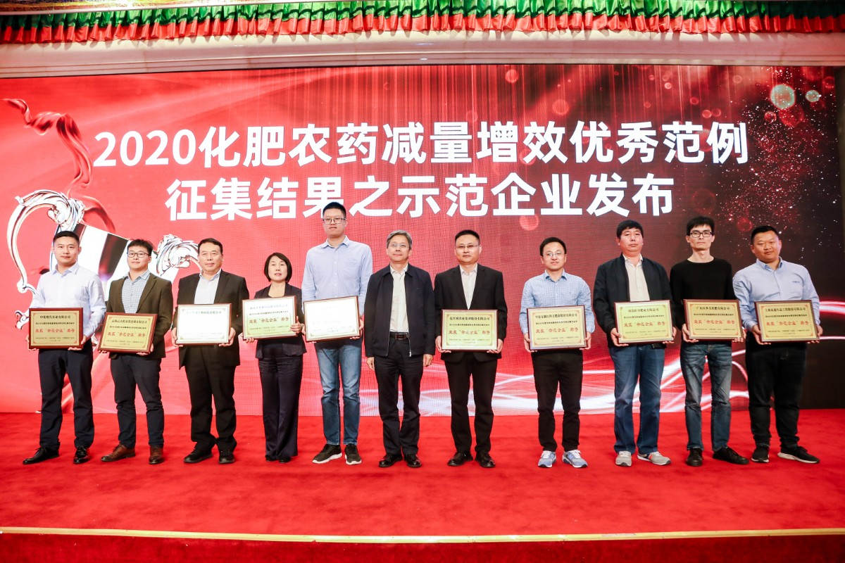 图片2 “创新产品”获奖合照 J9九游会技术推广部副部长邓超领奖左二.jpg