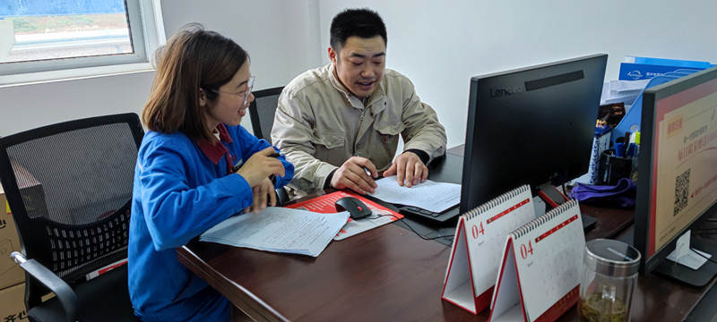 秦军学、乔珊正在学习中_副本.jpg